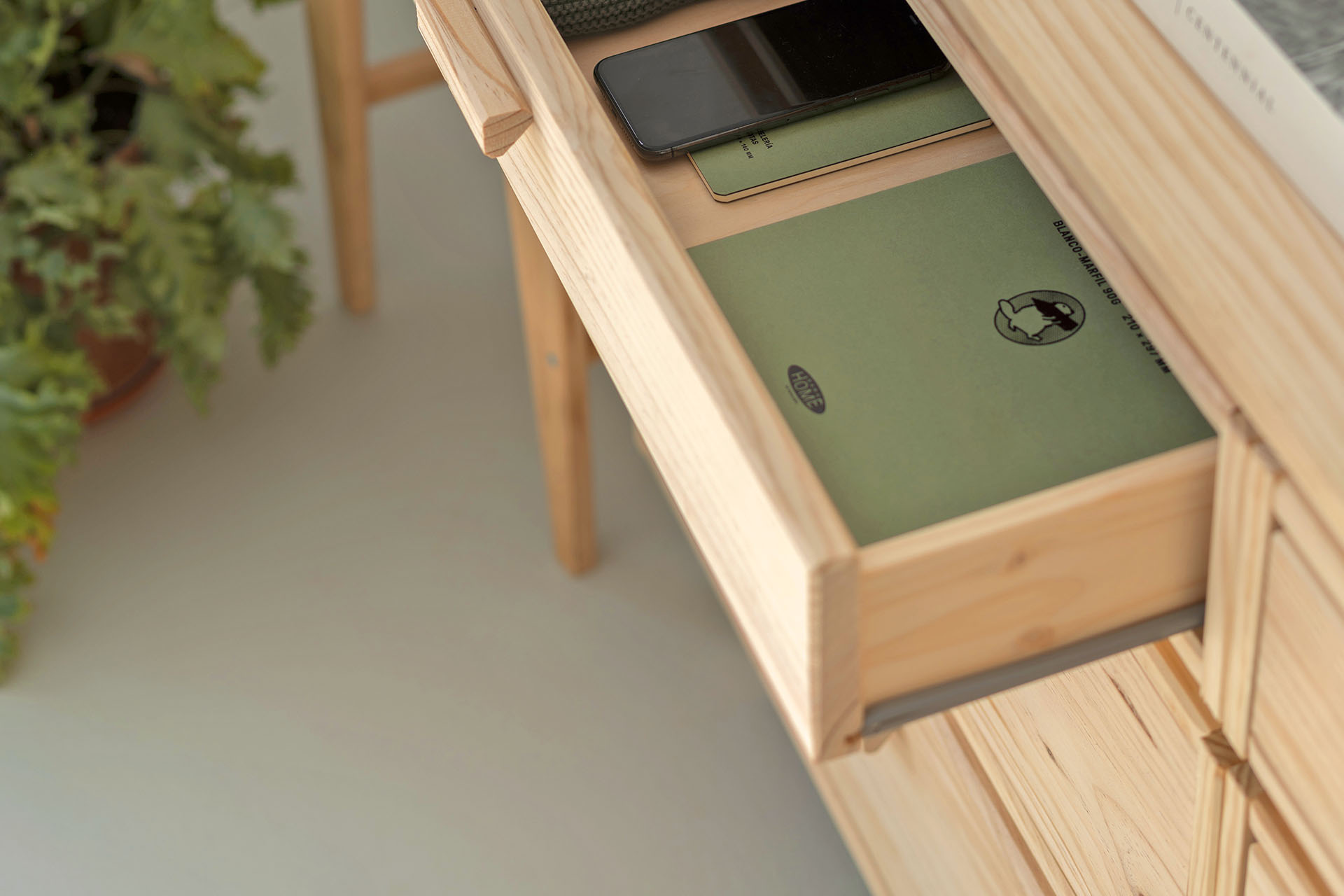 Imagen de ambiente 3 para:Cómoda de madera para el dormitorio